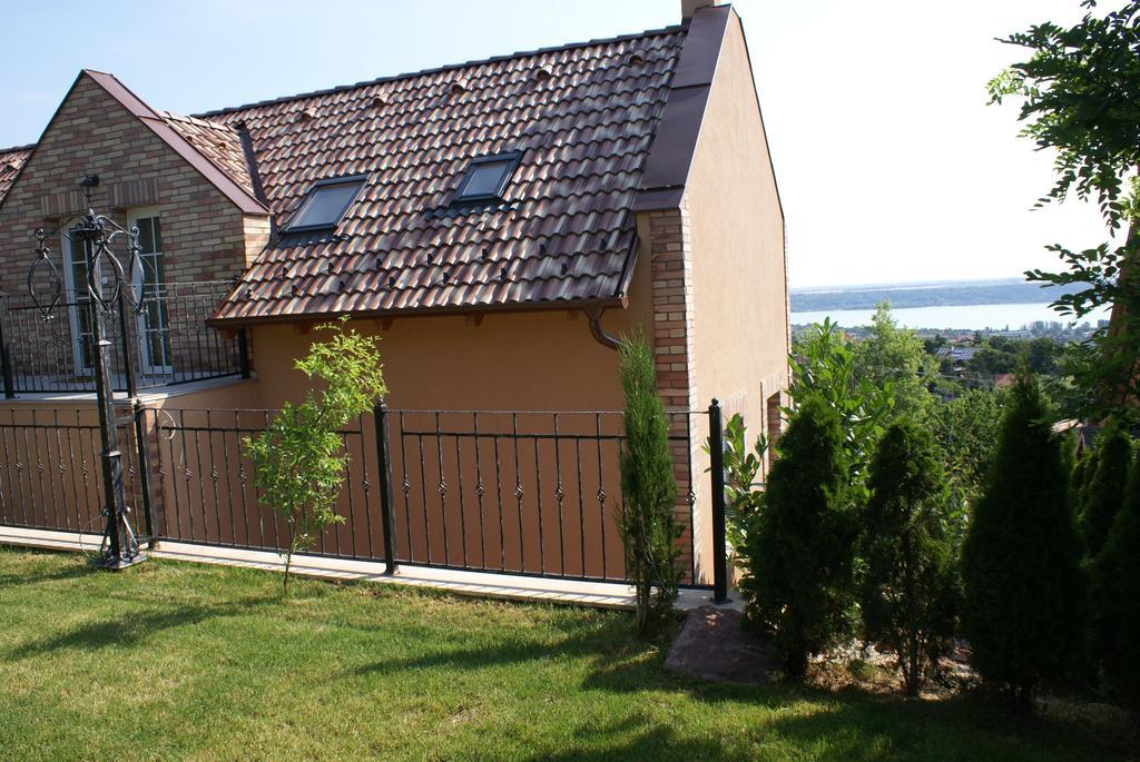 Sargarigo Apartman Haz Hotel Balatonalmádi Esterno foto