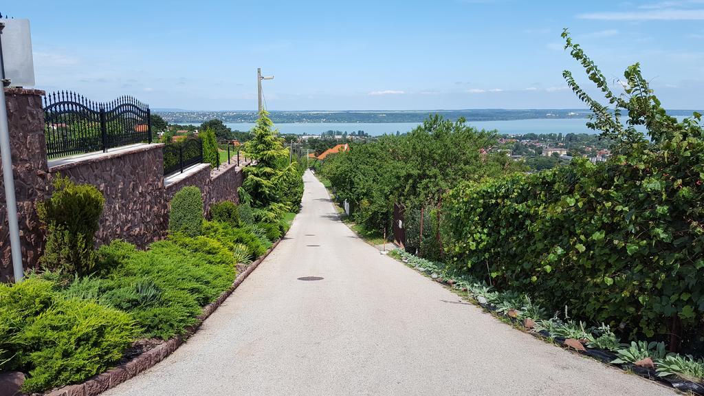 Sargarigo Apartman Haz Hotel Balatonalmádi Esterno foto